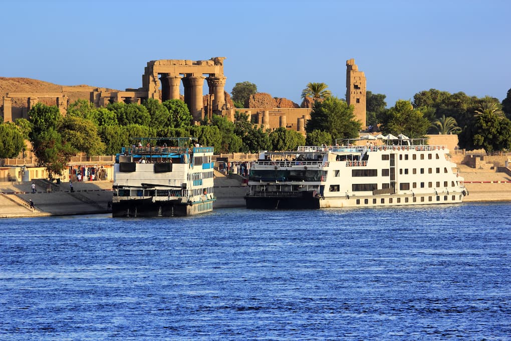 วิหาร Kom Ombo มองเห็นได้จากแม่น้ําไนล์ในอียิปต์