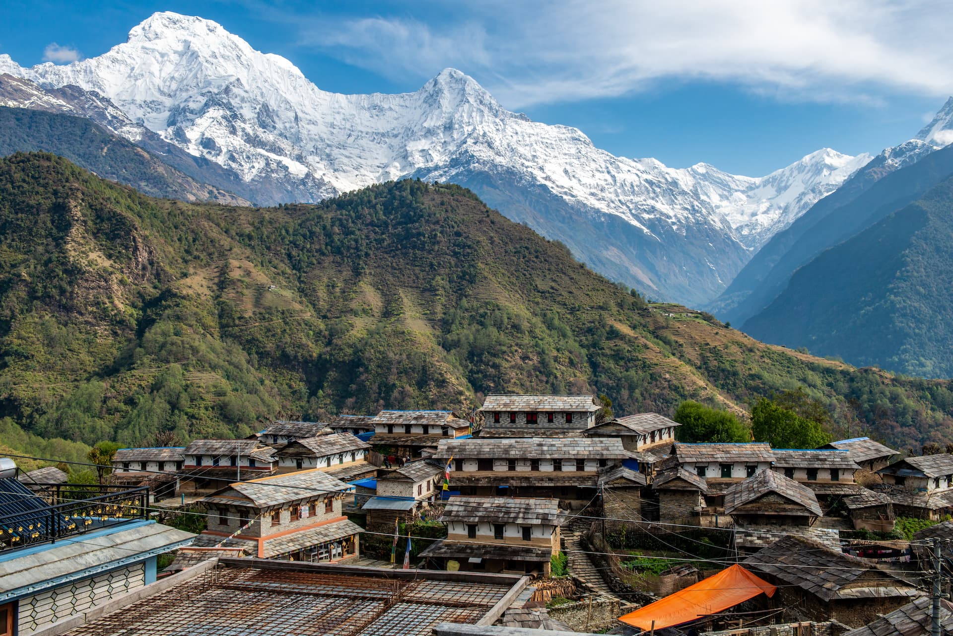 เทือกเขา Annapurna มองเห็นได้จากหมู่บ้าน Gandruk ในเนปาล